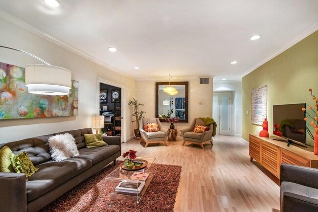 Building Photo - 8550 Holloway Dr Unit 305