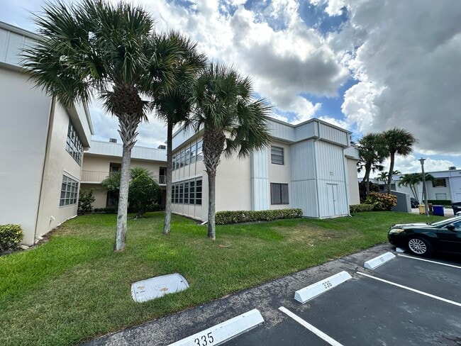 Building Photo - 123 Capri B