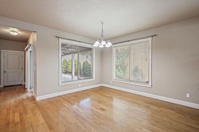 Photo - 470 W Peck St