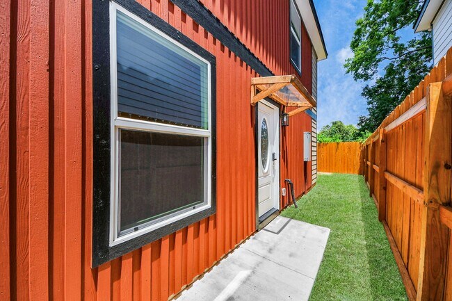 Photo - 2322 Wavell St