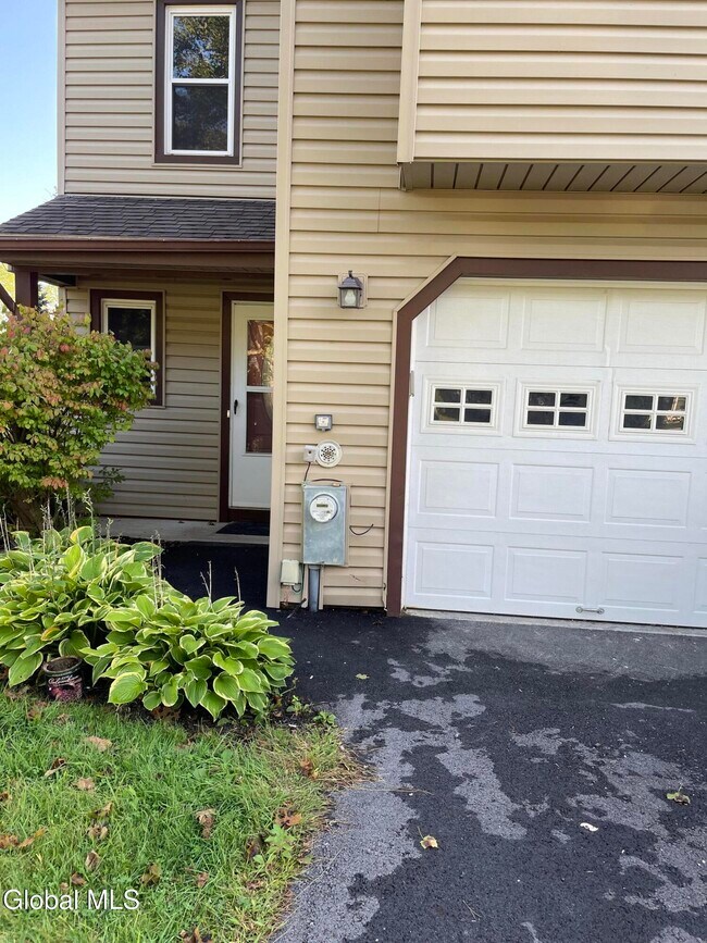 13 Lexington Dr