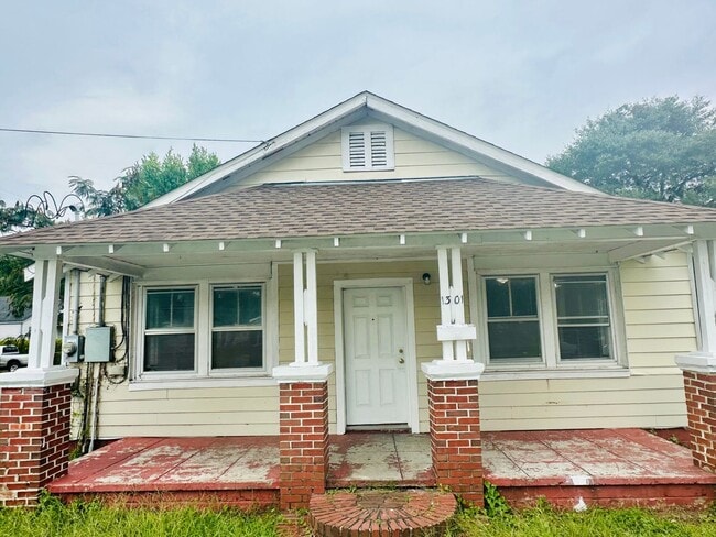 Photo - DOWNTOWN - 3 Bedroom/1 Bath - Located clos...