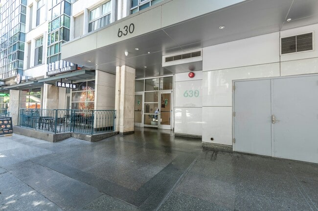 Building Photo - 630 W 6th St Rental