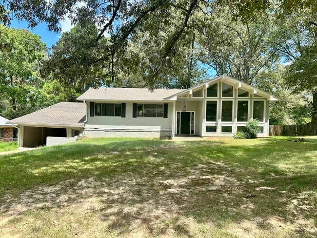 Building Photo - Spacious 4 Bedroom Home in Pearl!