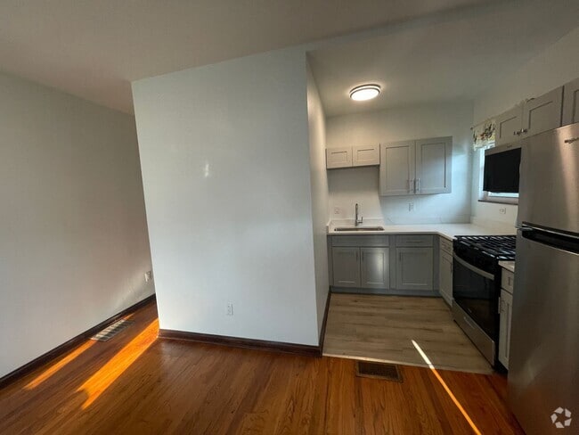 Building Photo - 2 Bedroom 1.5 Bath  house available now!