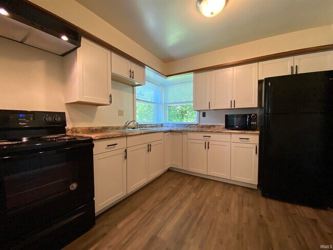 Photo - 2415 E 4th St