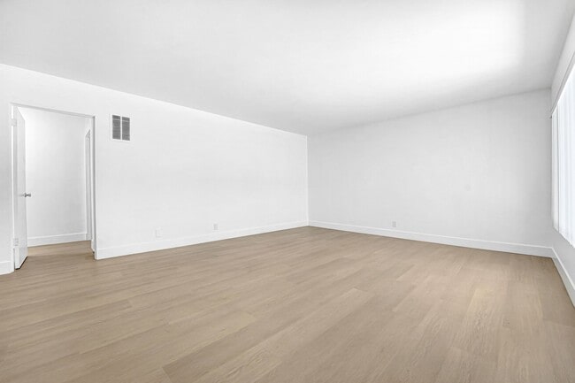 Photo - 744 S Windsor Blvd Unit 04