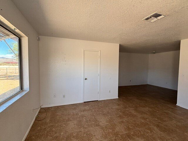 2700 W Shauna Dr