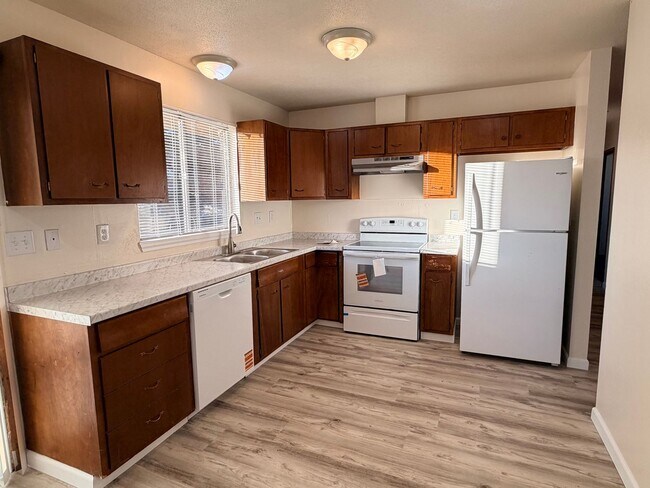 Photo - 1322 N Baker Ave Unidad 1