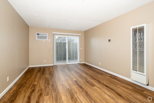 1BR, 1BA - 600SF - Living Room