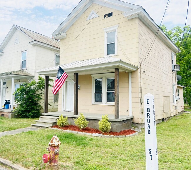 Building Photo - 501 E Broad St Unit B