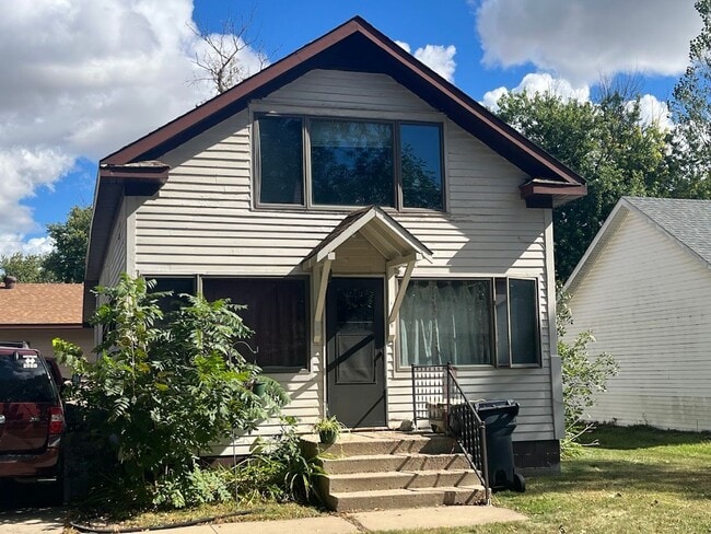 Building Photo - 602 8th St NE Unit 3