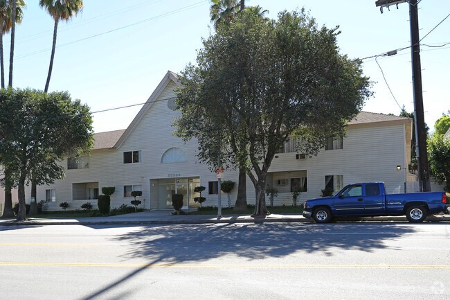 Roscoe Apartments - Roscoe Apartments