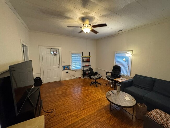 Photo - Cute Downtown 2 Bedroom Cottage!