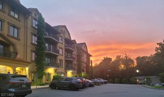 Building Photo - 10 Lower Notch Rd Unit 8