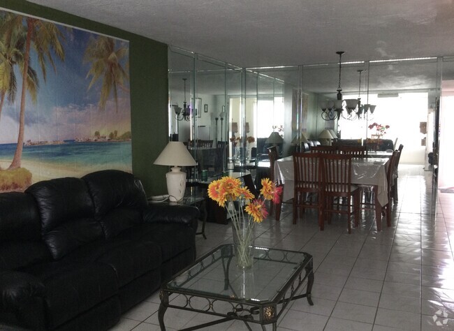 Building Photo - 2821 Somerset Dr Unit Somerset Rental