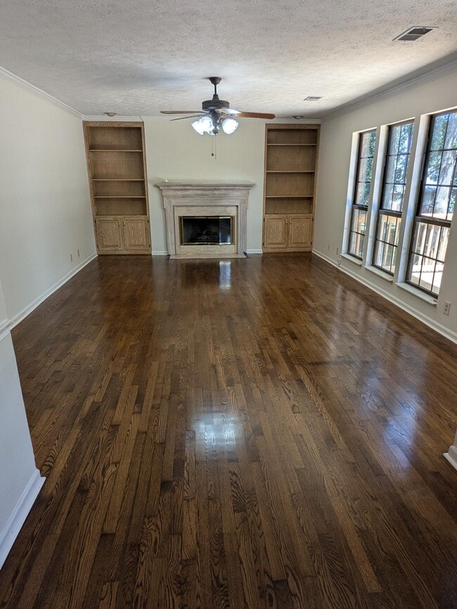Photo - 1117 Elkader Ct S