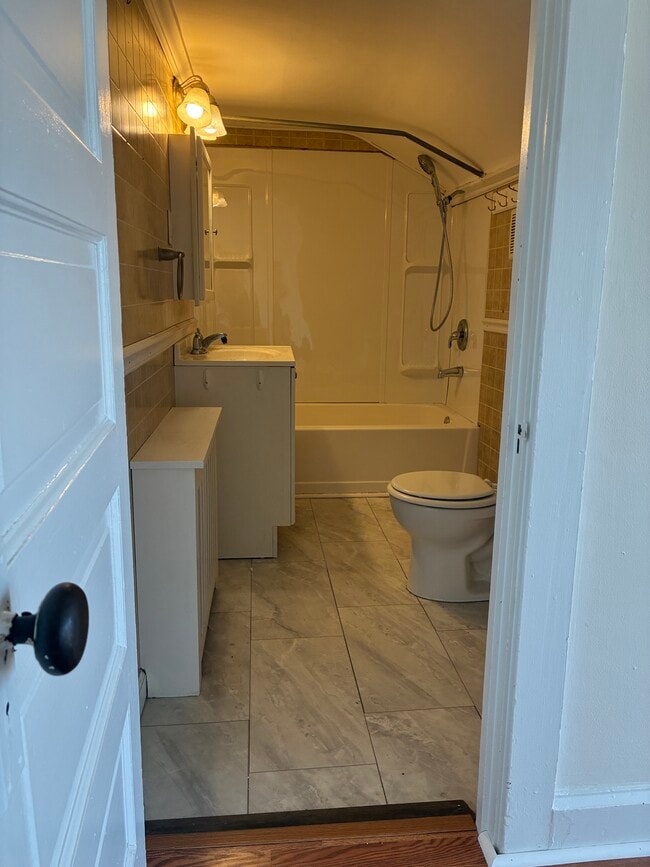 Bathroom - 2109 Walnut St Unit 2nd Floor A