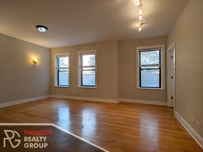 Photo - 4040 N Ashland Ave Apartment Unit 1E