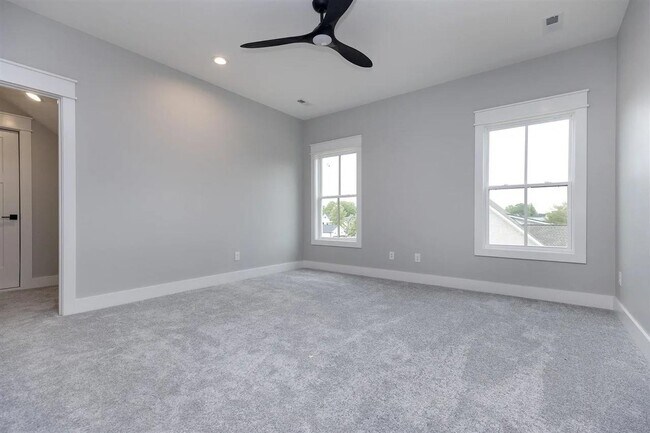 Photo - 633 Village Way