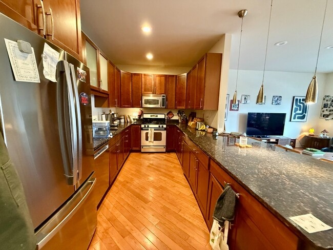 Building Photo - Stunning 2 Bed 2 Bath in the Wicker Park area Unit 2