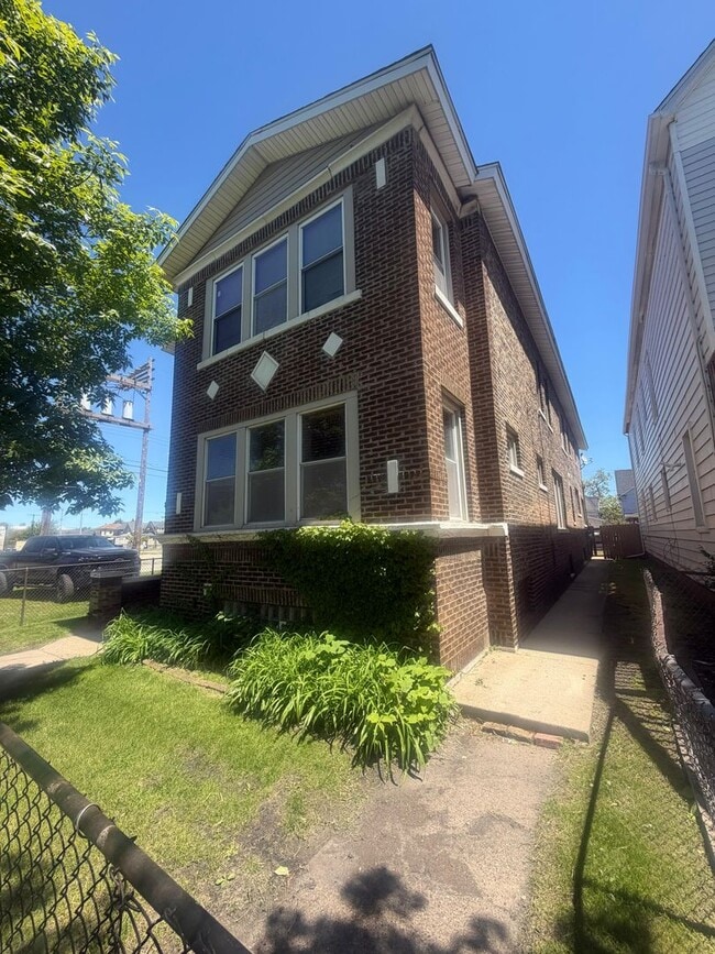 Building Photo - 3713 Hemlock St Unit 1