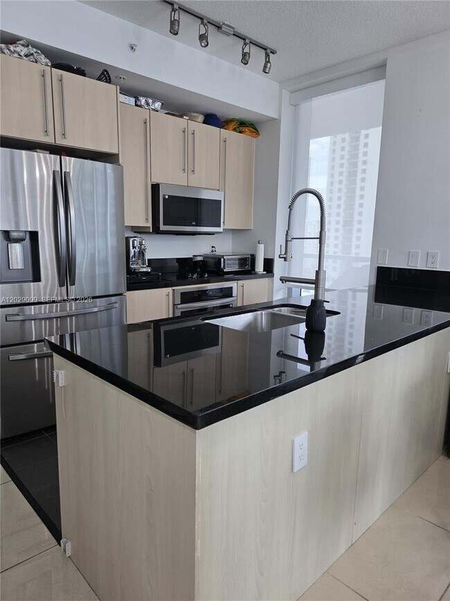 Building Photo - 1111 SW 1st Ave Unit 2020-N