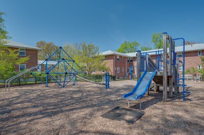 Crestwood Lake Apartments