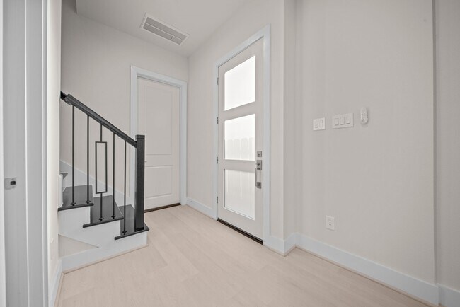 Photo - 4525 Davenport St