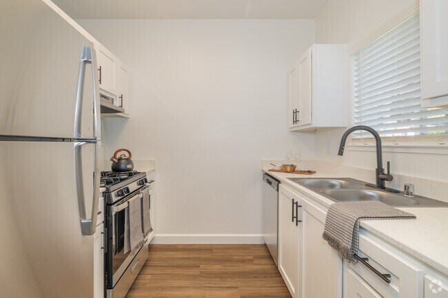 1BR, 1BA - 761SF - Kitchen