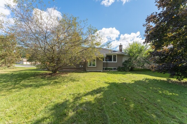 Building Photo - Spacious 3 Bed / 1 Bath Main Floor Unit 1