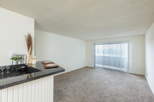 2185 Chatsworth Blvd, San Diego, CA 92107-Loma Highlands Apartment Homes Living Room