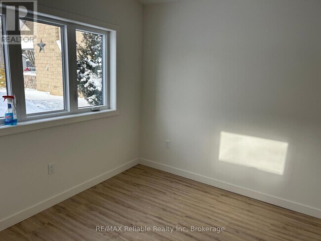 Photo - 30 Main St S