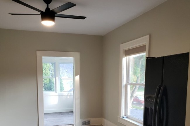Eat In Kitchen Area - 454 W Wisconsin Ave Unit 2