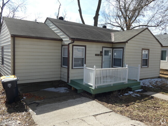 Building Photo - Home In North Kansas City School District!