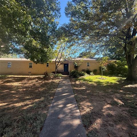 Building Photo - 1201 Ravenwood Dr