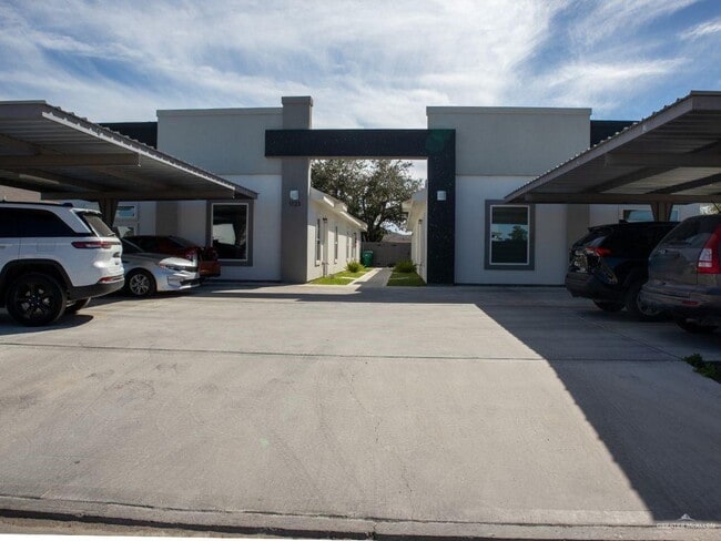 Building Photo - 7 W Marlin St Unit 3