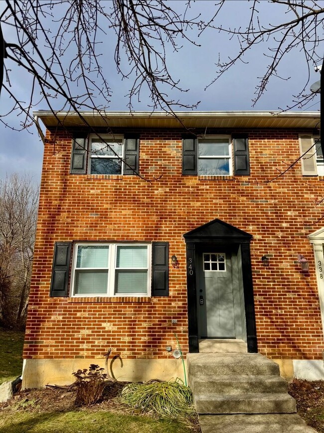 Building Photo - COMPLETELY REMODELED THREE BEDROOM Twin