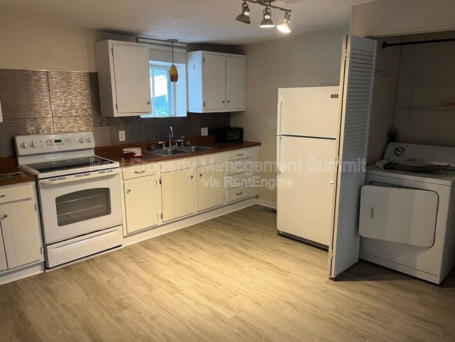 Building Photo - 401 N Augusta St Unit Apt B