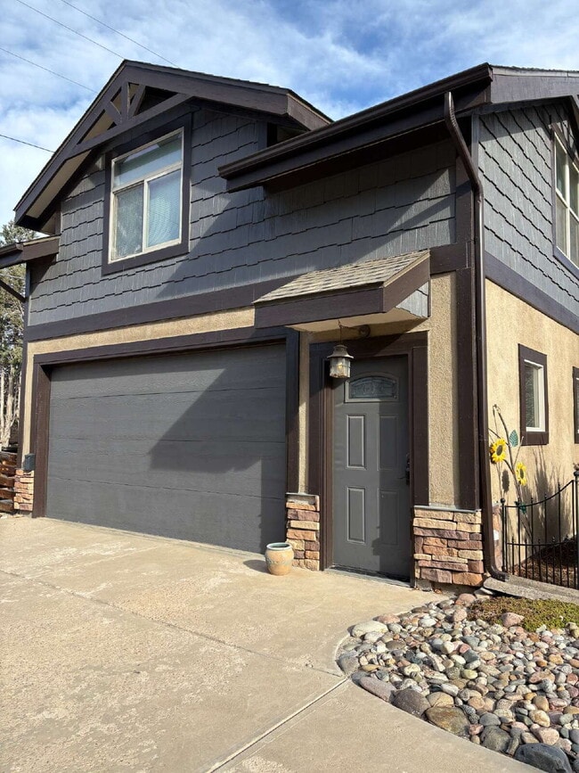 Building Photo - Old North End Studio Unit Upper apratment