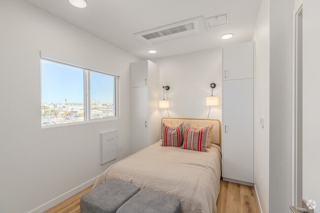 2BR, 2BA - 783SF - Bedroom