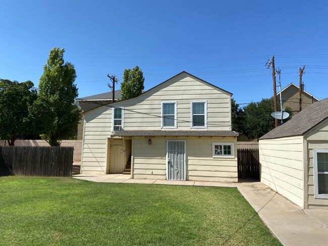 Building Photo - 2520 20th St Unit Lower Rear