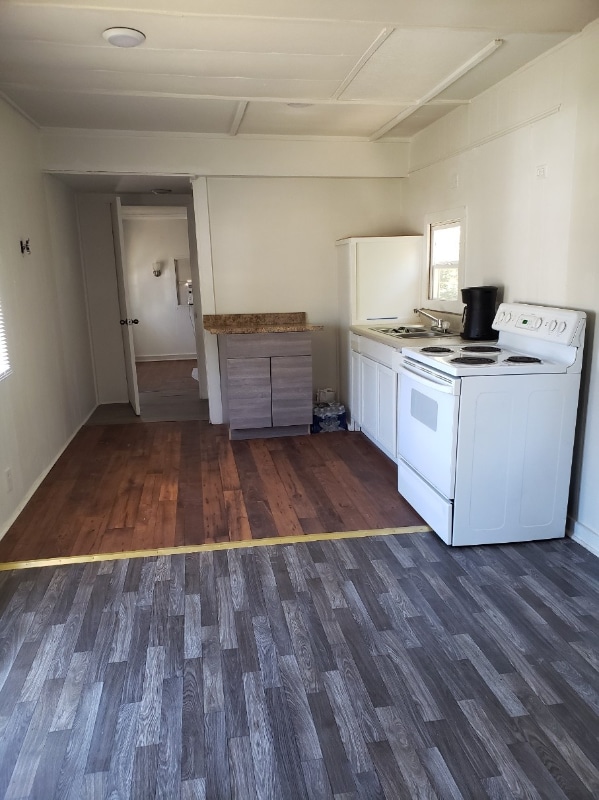 Photo - 205-437 Holt Ave