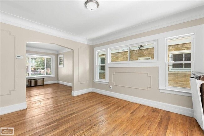 Photo - 3225 Leslie St