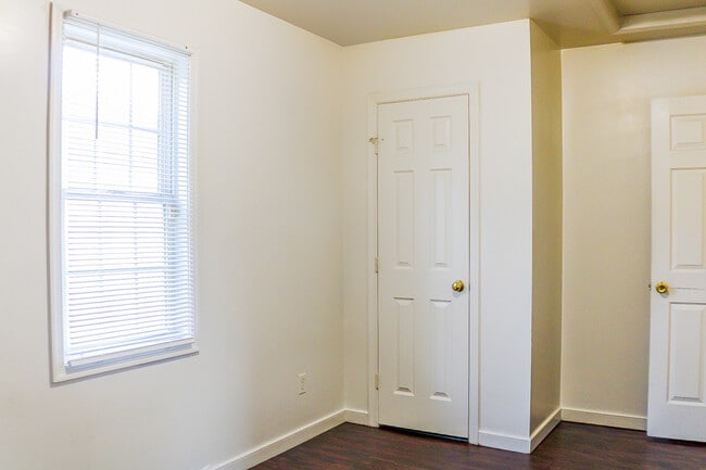 Photo - 835 Gladstone St