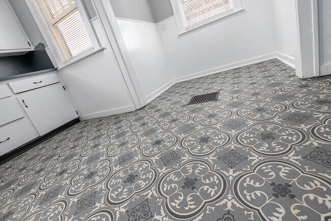 Photo - 861 Douglas St NW