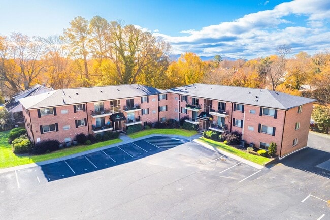 Building Photo - Downtown Morganton One Bedroom Unit B204