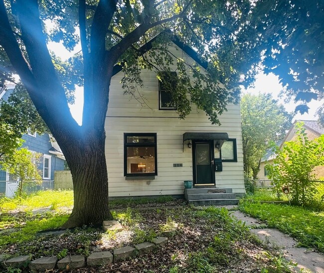 Building Photo - Charming 3 Bedroom Single Family Home Avai...