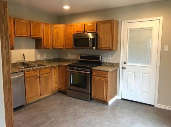 Building Photo - 2 Bedrooms / 1 Bathroom Rental