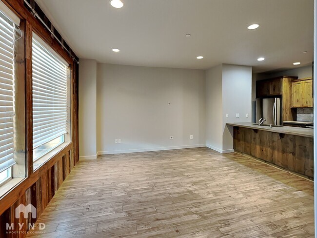 Photo - 118 N 43rd Pl